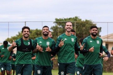 Henrique Almeida (E) treina com os companheiros Michel, Deivid e Luan no CT do Gama - (crédito: Filipe Fonseca/@filipeffoto) -  (crédito: Filipe Fonseca/@filipeffoto)