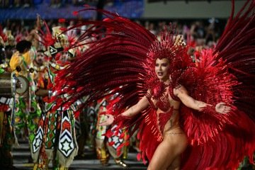 Uma foliã da escola de samba Acadêmicos do Grande Rio se apresenta durante a noite de encerramento do Carnaval do Rio, no Sambódromo Marquês de Sapucaí, no Rio de Janeiro, Brasil, na madrugada de 18 de fevereiro de 2026       -  (crédito: PABLO PORCIUNCULA / AFP)