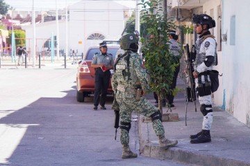 Soldados do Exército Mexicano e da Guarda Nacional fazem a guarda um dia após um ataque armado a um parque infantil em San Francisco del Rincón, estado de Guanajuato, México, em 18 de fevereiro de 2026 -  (crédito:  AFP)