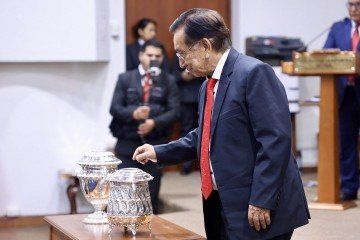 Jose María Balcázar deposita a cédula eleitoral na urna prateada: surpresa  -  (crédito: Congresso do Peru/AFP)