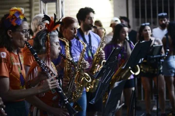 Bloco de ressaca, o bloco Cinzeiro levou dezenas de pessoas ao Setor Comercial Sul  -  (crédito: Fotos: Minervino Júnior/CB/D.A.Press)