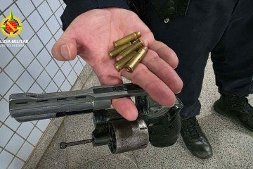 Arma de fogo e munições foram apreendidas na Estação Galeria -  (crédito: Divulgação/PMDF)