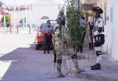 Soldados do Exército Mexicano e da Guarda Nacional fazem a guarda um dia após um ataque armado a um parque infantil em San Francisco del Rincón, estado de Guanajuato, México, em 18 de fevereiro de 2026 -  (crédito:  AFP) -Soldados do Exército Mexicano e da Guarda Nacional fazem a guarda um dia após um ataque armado a um parque infantil em San Francisco del Rincón, estado de Guanajuato, México, em 18 de fevereiro de 2026 -  (crédito:  AFP)