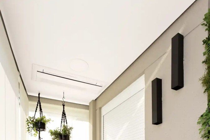 Em espaço pequeno, móveis com gaveteiros otimizam o espaço. Projeto de Danyela Correa