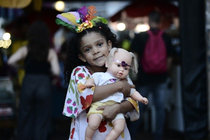 A pequena Valentina, 6 anos, curtiu o bloquinho ao lado do pai 