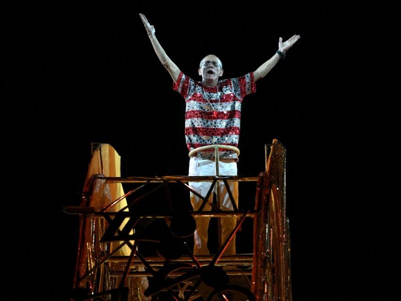 Mestre Ciça, aos 69 anos sendo homenageado pela Viradouro.  -  (crédito:  AFP)