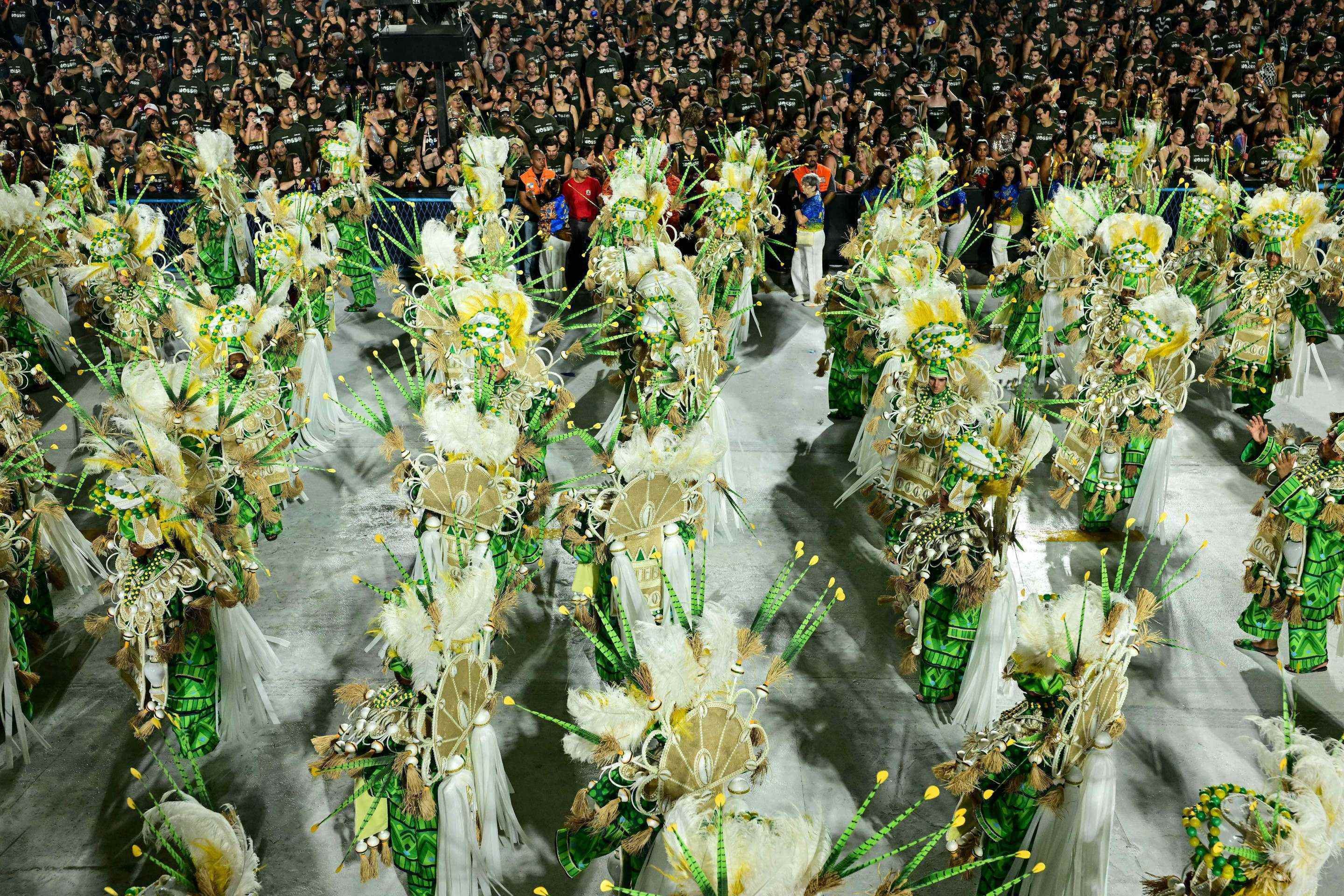 Foli&otilde;es da escola de samba Para&iacute;so do Tuiuti se apresentam durante a noite de encerramento do Carnaval do Rio no Samb&oacute;dromo Marqu&ecirc;s de Sapuca&iacute;, no Rio de Janeiro, Brasil, em 17 de fevereiro de 2026       