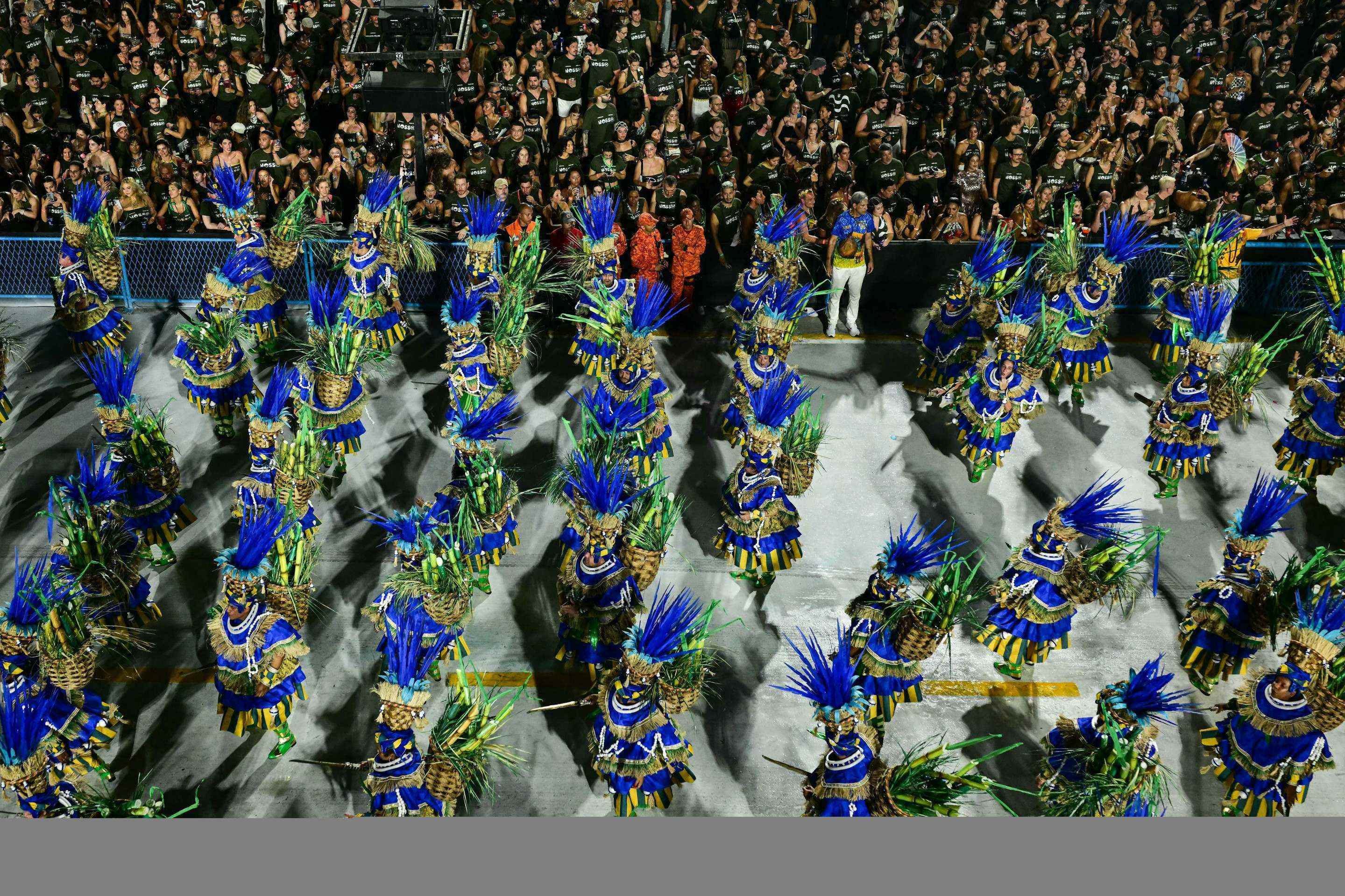 Foli&otilde;es da escola de samba Para&iacute;so do Tuiuti se apresentam durante a noite de encerramento do Carnaval do Rio no Samb&oacute;dromo Marqu&ecirc;s de Sapuca&iacute;, no Rio de Janeiro, Brasil, em 17 de fevereiro de 2026.      