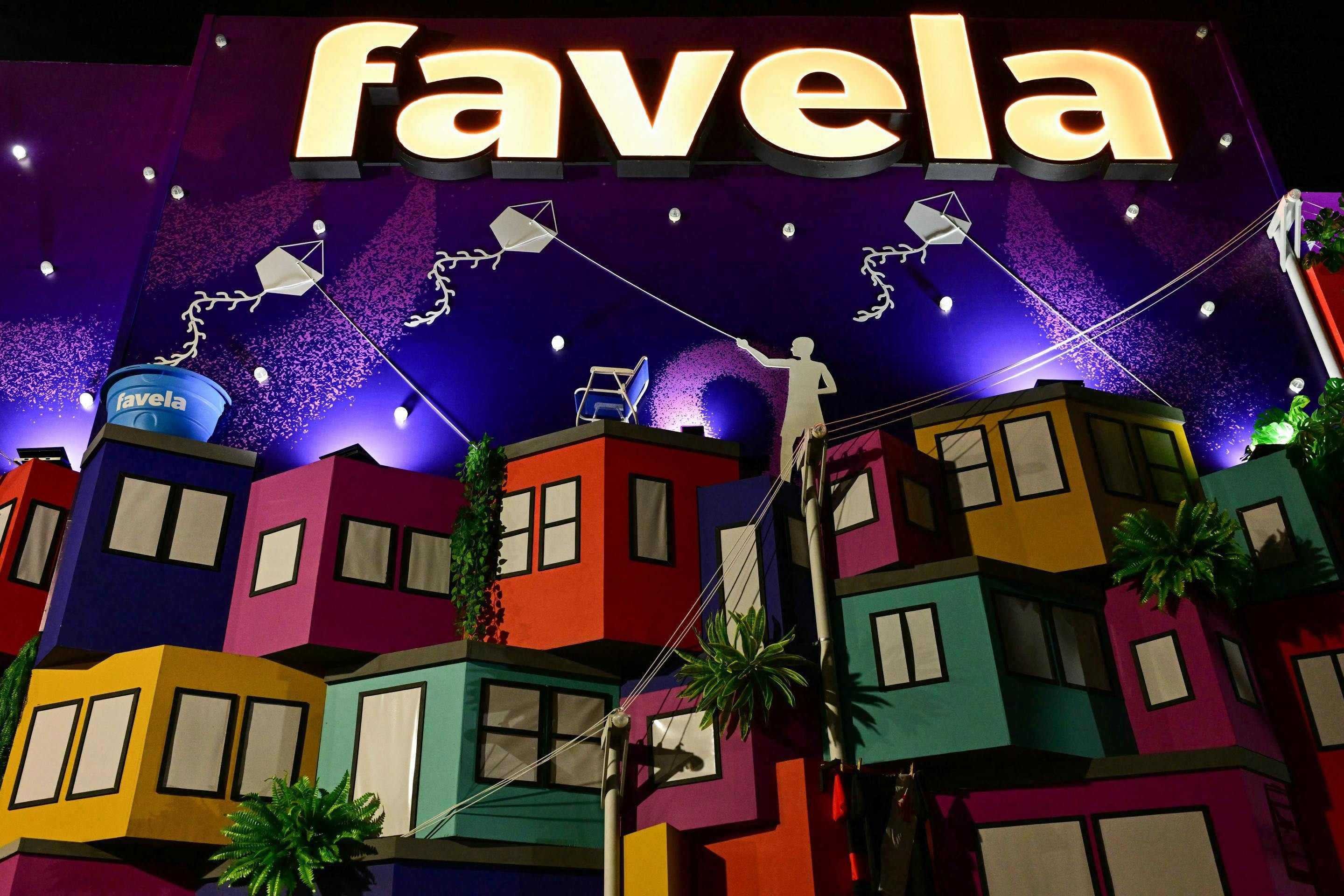 Uma parede decorada como uma favela &eacute; vista na entrada dos camarotes durante a noite de encerramento do Carnaval do Rio, no Samb&oacute;dromo Marqu&ecirc;s de Sapuca&iacute;, no Rio de Janeiro, Brasil, em 17 de fevereiro de 2026.       