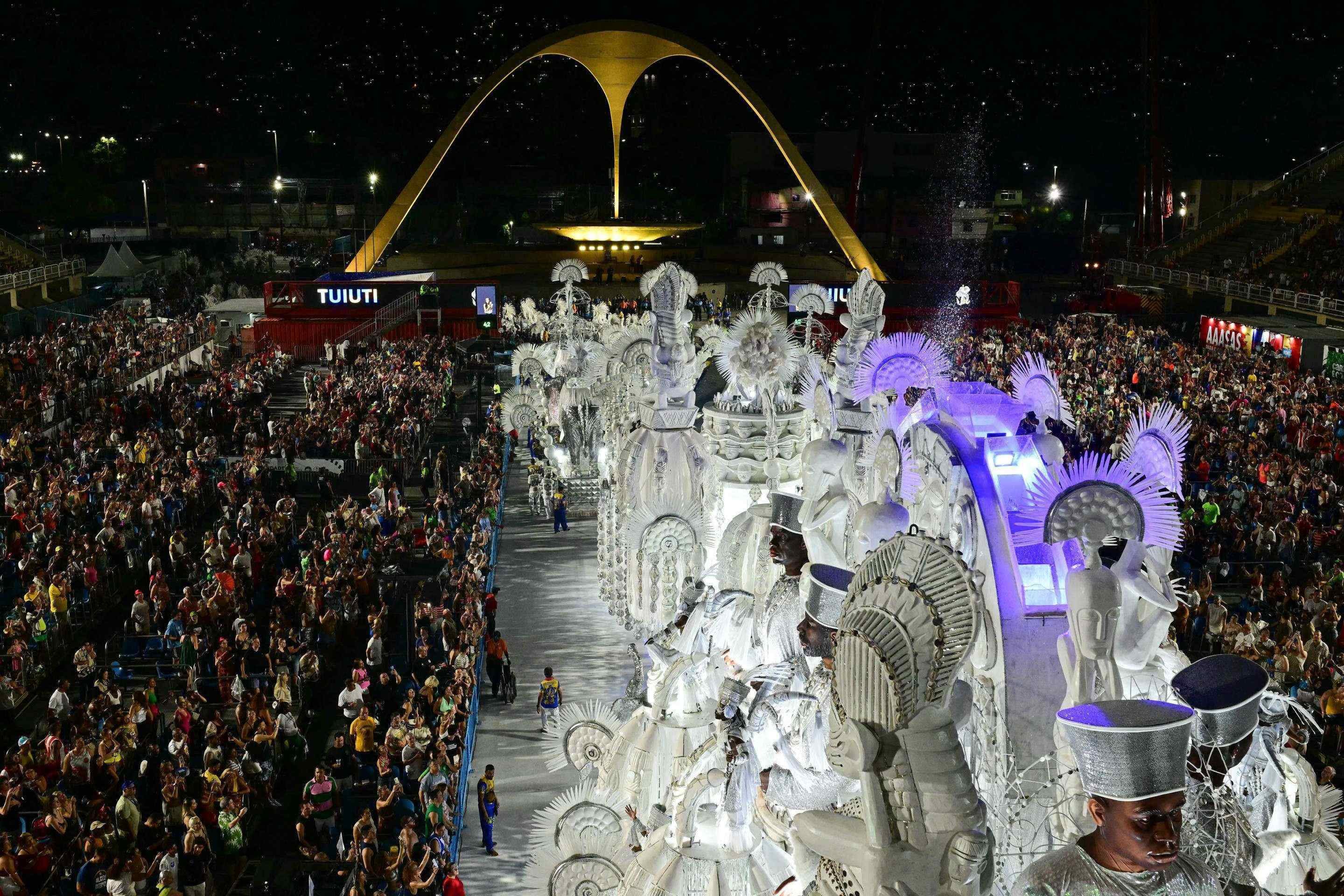 Carros aleg&oacute;ricos da escola de samba Para&iacute;so do Tuiuti desfilam na noite de encerramento do Carnaval do Rio, no Samb&oacute;dromo Marqu&ecirc;s de Sapuca&iacute;, no Rio de Janeiro, Brasil, em 17 de fevereiro de 2026.      