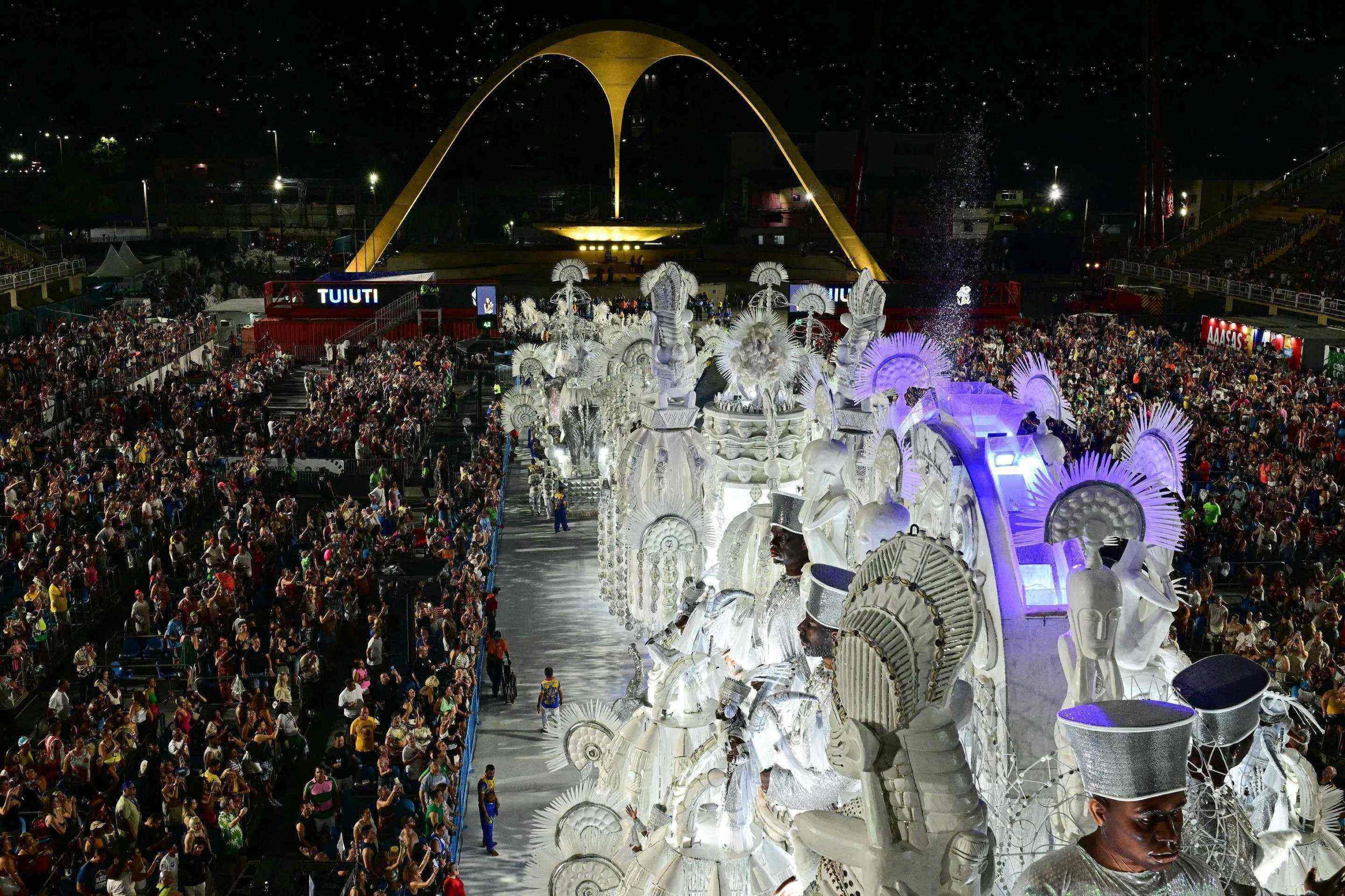 Carros aleg&oacute;ricos da escola de samba Para&iacute;so do Tuiuti desfilam na noite de encerramento do Carnaval do Rio, no Samb&oacute;dromo Marqu&ecirc;s de Sapuca&iacute;, no Rio de Janeiro, Brasil, em 17 de fevereiro de 2026.      