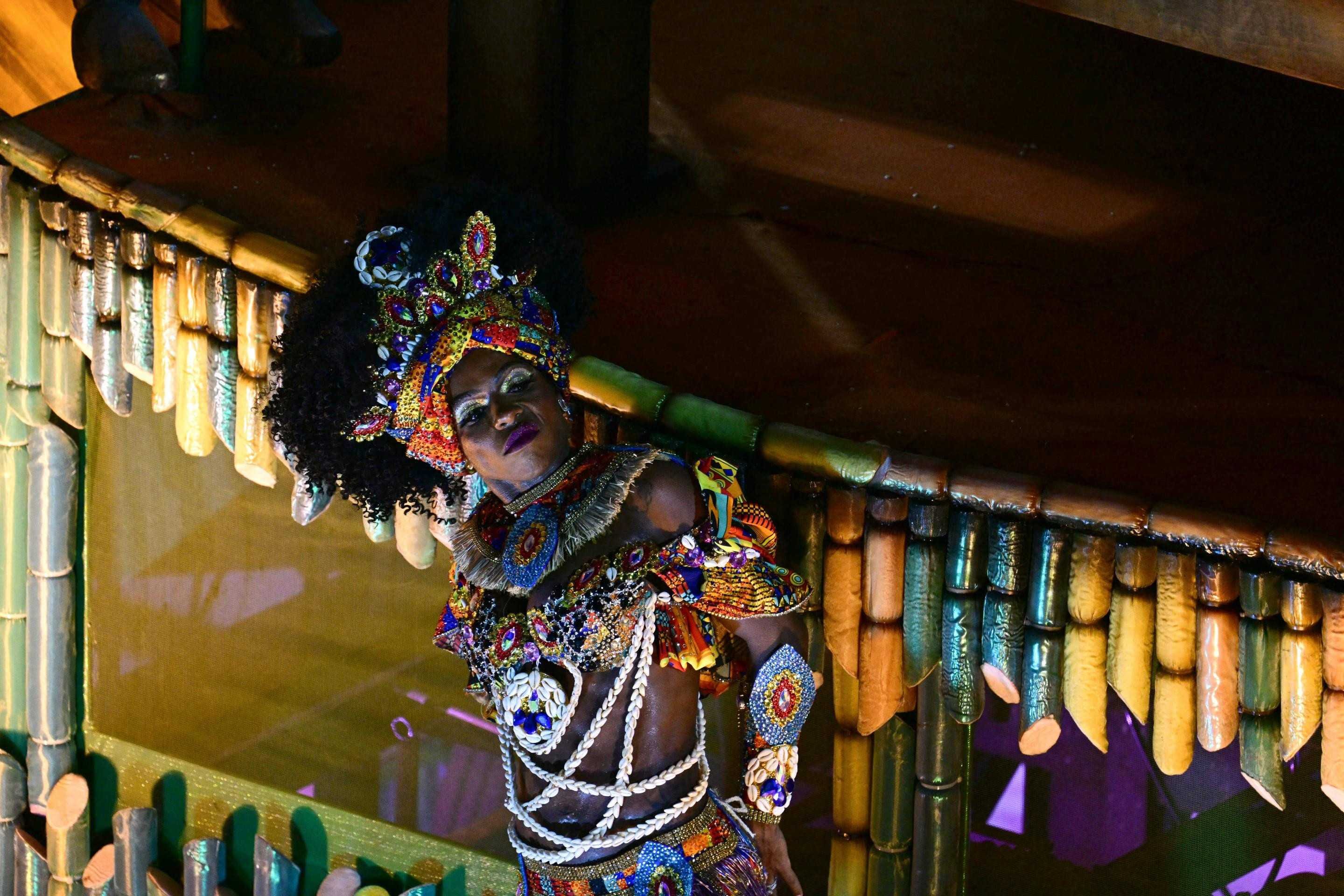  A reveller of the Paraiso do Tuiuti samba school performs during the closing night of the Rio Carnival at the Marques de Sapucai Sambadrome in Rio de Janeiro, Brazil on February 17, 2026. (Photo by Pablo PORCIUNCULA / AFP)       
