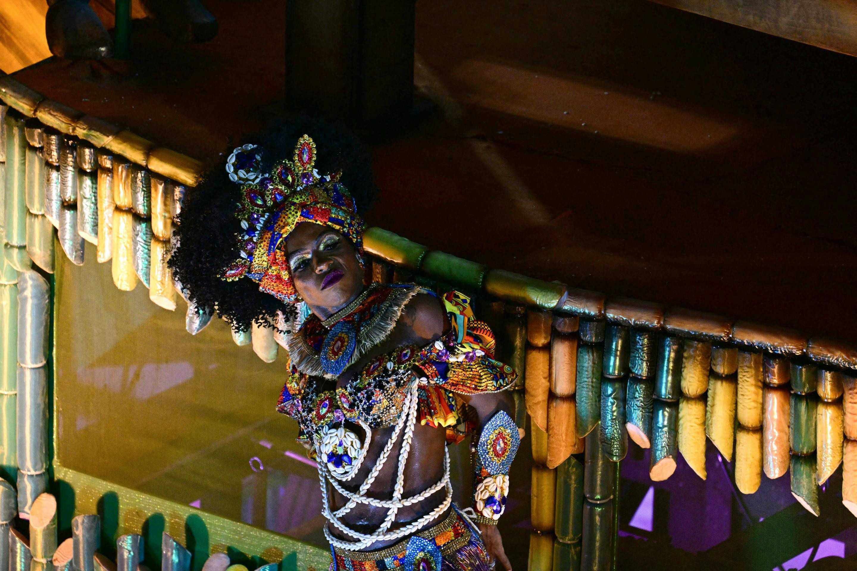  A reveller of the Paraiso do Tuiuti samba school performs during the closing night of the Rio Carnival at the Marques de Sapucai Sambadrome in Rio de Janeiro, Brazil on February 17, 2026. (Photo by Pablo PORCIUNCULA / AFP)       