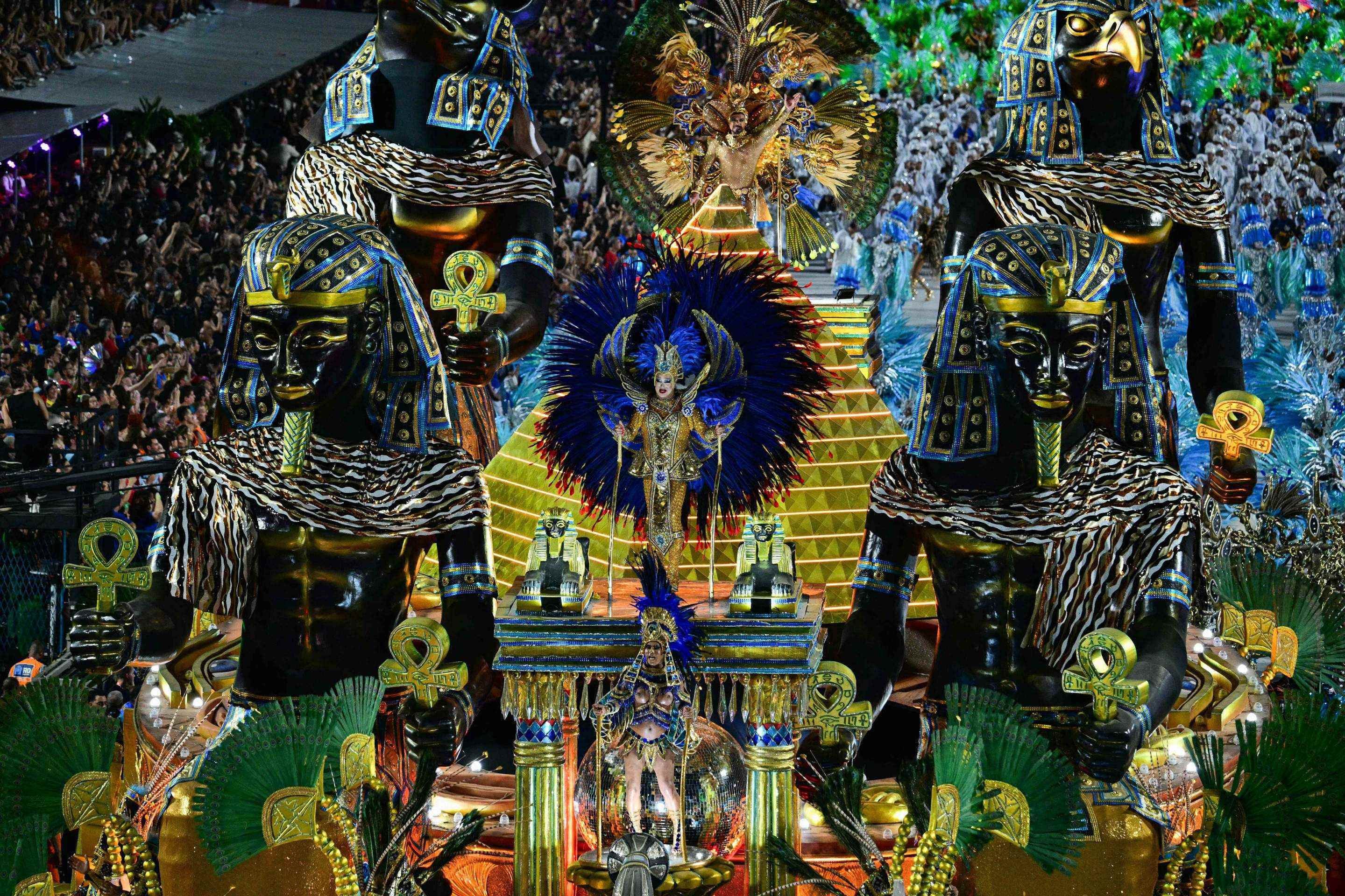 Foli&otilde;es da escola de samba Para&iacute;so do Tuiuti se apresentam em um carro aleg&oacute;rico durante a noite de encerramento do Carnaval do Rio, no Samb&oacute;dromo Marqu&ecirc;s de Sapuca&iacute;, no Rio de Janeiro, Brasil, em 17 de fevereiro de 2026.      