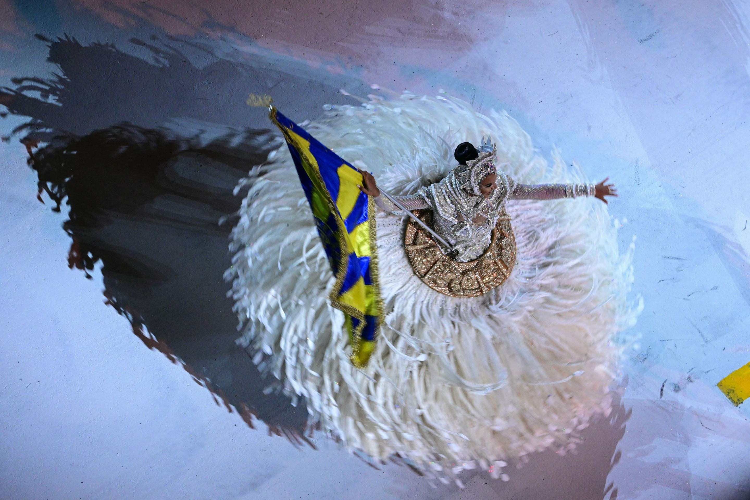 Uma foli&atilde; da escola de samba Para&iacute;so do Tuiuti se apresenta durante a noite de encerramento do Carnaval do Rio, no Samb&oacute;dromo Marqu&ecirc;s de Sapuca&iacute;, no Rio de Janeiro, Brasil, em 17 de fevereiro de 2026      