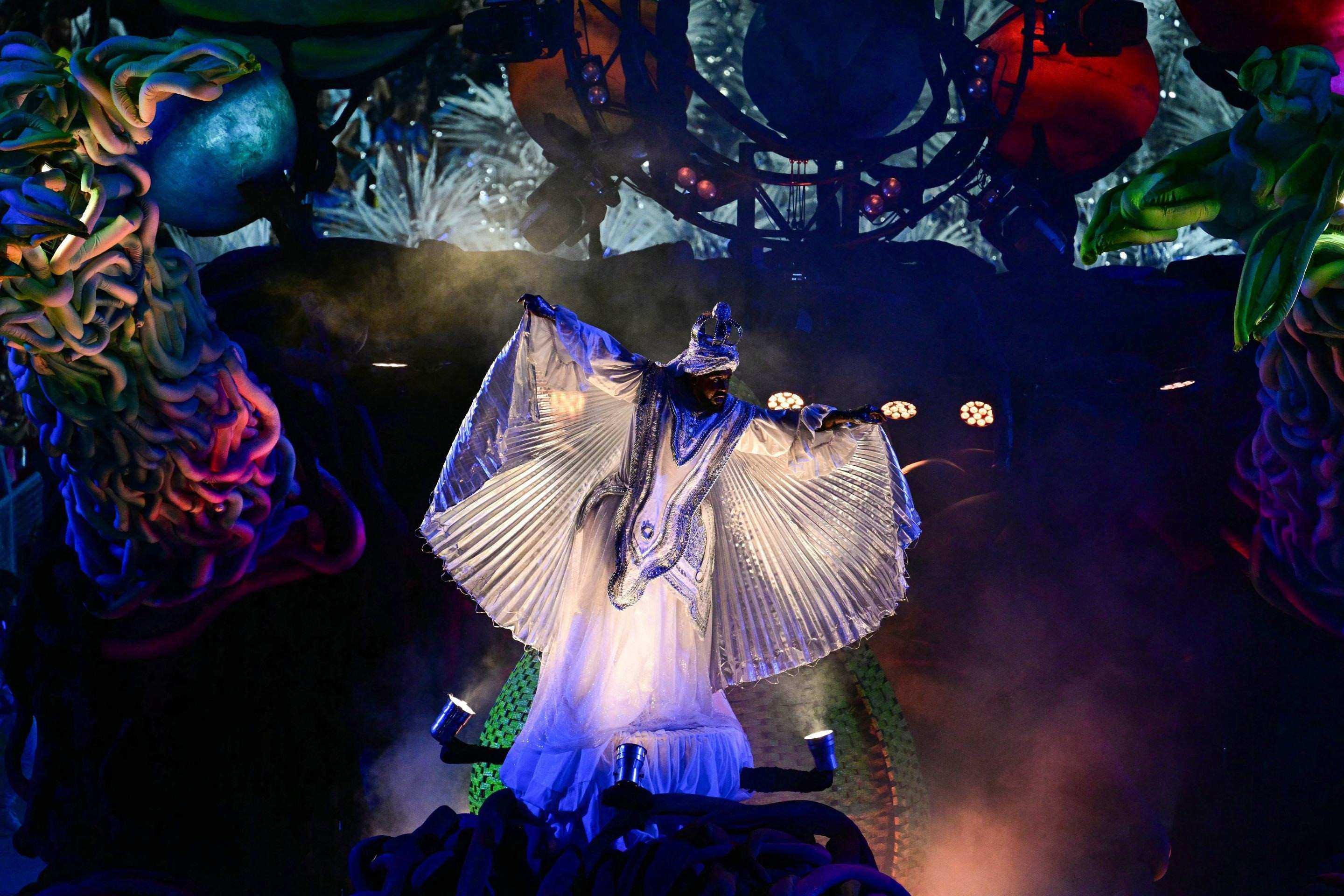       Uma foli&atilde; da escola de samba Para&iacute;so do Tuiuti se apresenta em um carro aleg&oacute;rico durante a noite de encerramento do Carnaval do Rio, no Samb&oacute;dromo Marqu&ecirc;s de Sapuca&iacute;, no Rio de Janeiro, Brasil, em 17 de fevereiro de 2026