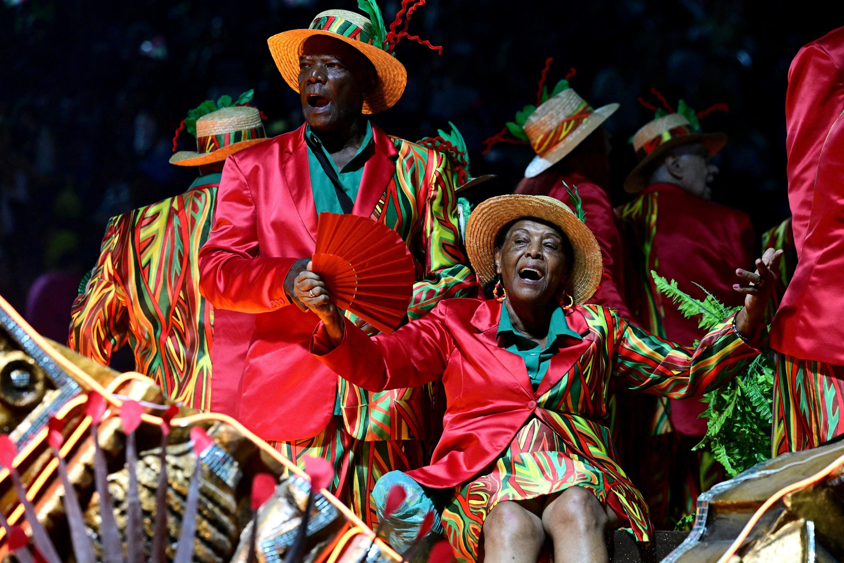 Foli&otilde;es da escola de samba Acad&ecirc;micos do Grande Rio se apresentam durante a noite de encerramento do Carnaval do Rio no Samb&oacute;dromo Marqu&ecirc;s de Sapuca&iacute;, no Rio de Janeiro, Brasil, na madrugada de 18 de fevereiro de 2026      