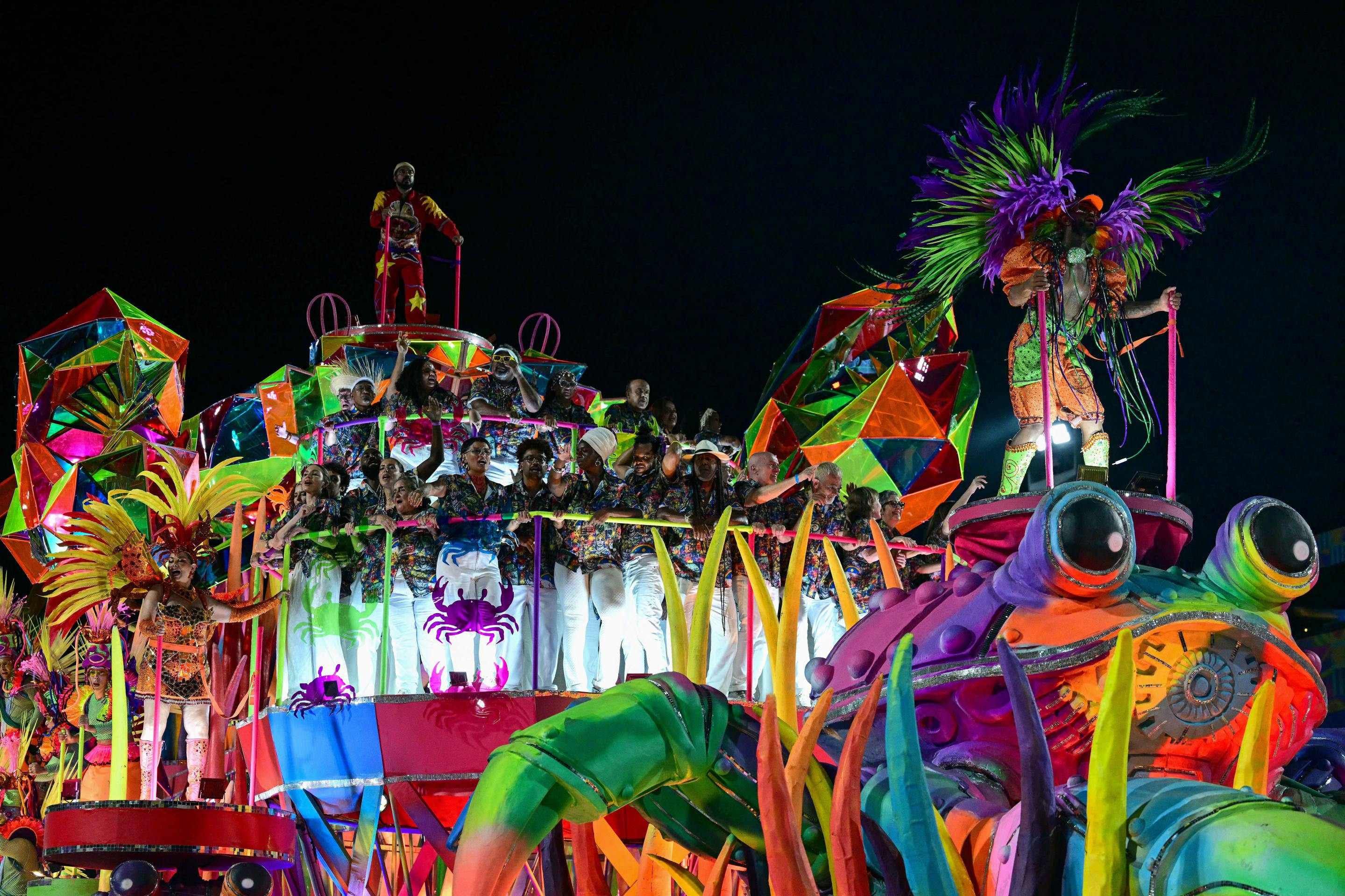 Um carro aleg&oacute;rico da escola de samba Acad&ecirc;micos do Grande Rio desfila durante a noite de encerramento do Carnaval do Rio no Samb&oacute;dromo Marqu&ecirc;s de Sapuca&iacute;, no Rio de Janeiro, Brasil, na madrugada de 18 de fevereiro de 2026      