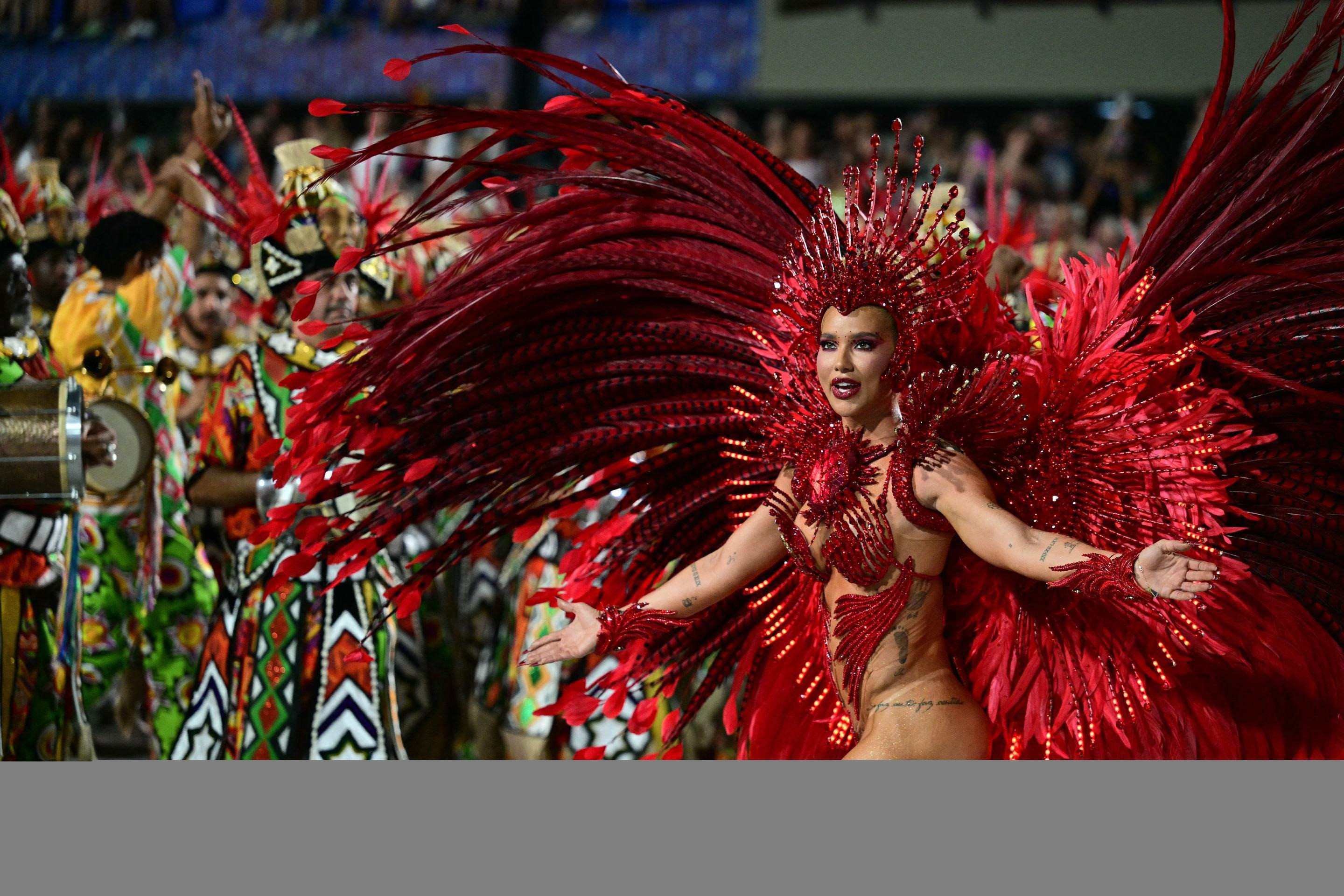 Uma foli&atilde; da escola de samba Acad&ecirc;micos do Grande Rio se apresenta durante a noite de encerramento do Carnaval do Rio, no Samb&oacute;dromo Marqu&ecirc;s de Sapuca&iacute;, no Rio de Janeiro, Brasil, na madrugada de 18 de fevereiro de 2026.      