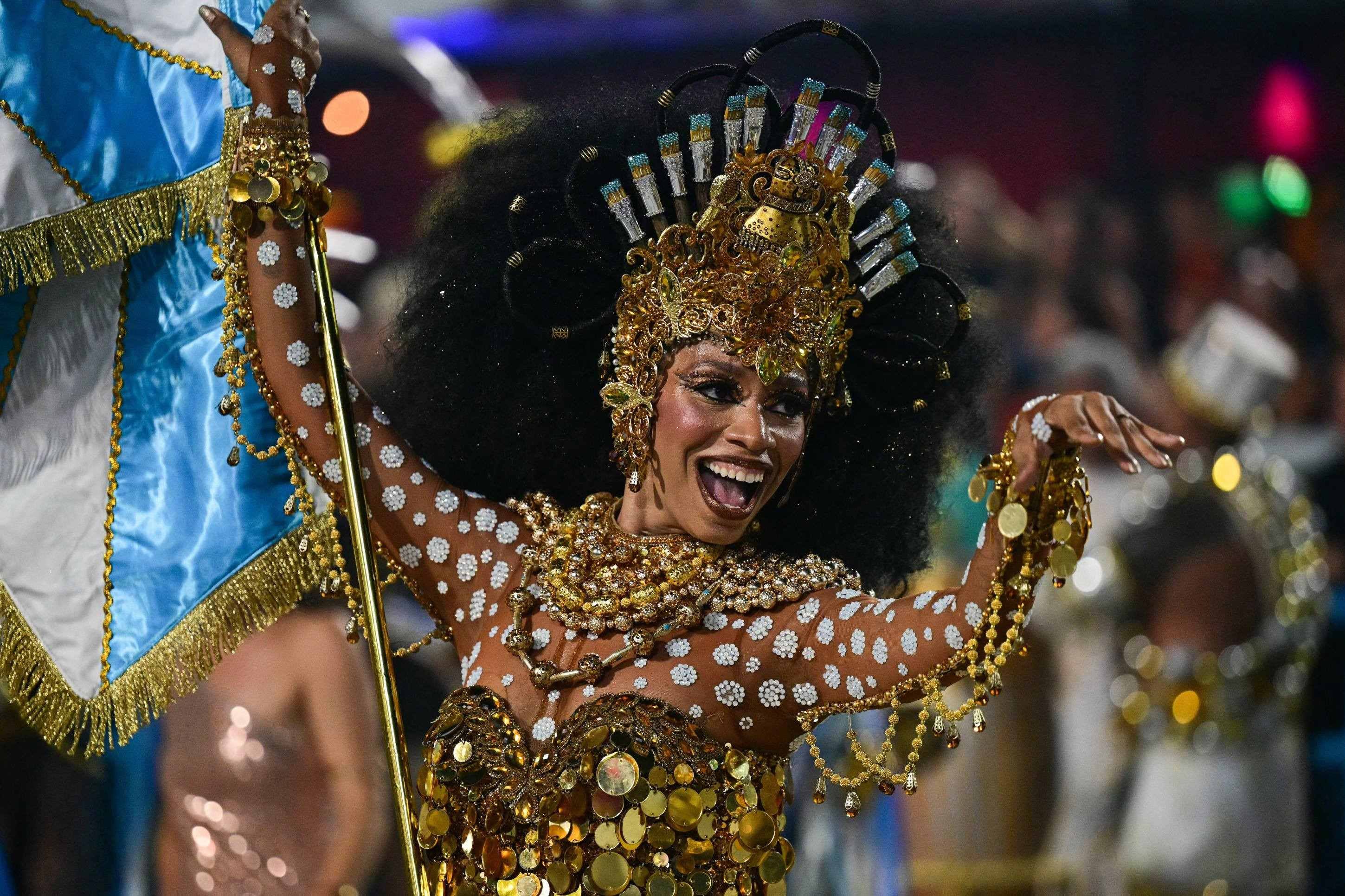 Uma foli&atilde; da escola de samba Unidos de Vila Isabel se apresenta durante a noite de encerramento do Carnaval do Rio, no Samb&oacute;dromo Marqu&ecirc;s de Sapuca&iacute;, no Rio de Janeiro, Brasil, na madrugada de 18 de fevereiro de 2026.      