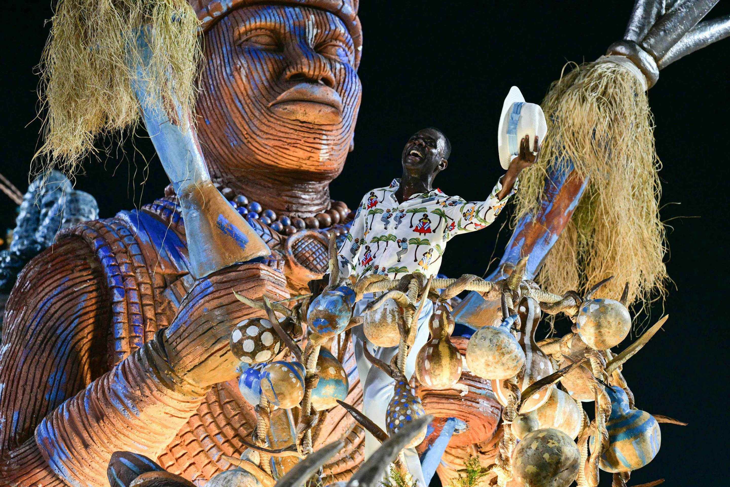 Uma foli&atilde; da escola de samba Unidos de Vila Isabel se apresenta em um carro aleg&oacute;rico durante a noite de encerramento do Carnaval do Rio, no Samb&oacute;dromo Marqu&ecirc;s de Sapuca&iacute;, no Rio de Janeiro, Brasil, na madrugada de 18 de fevereiro de 2026.      