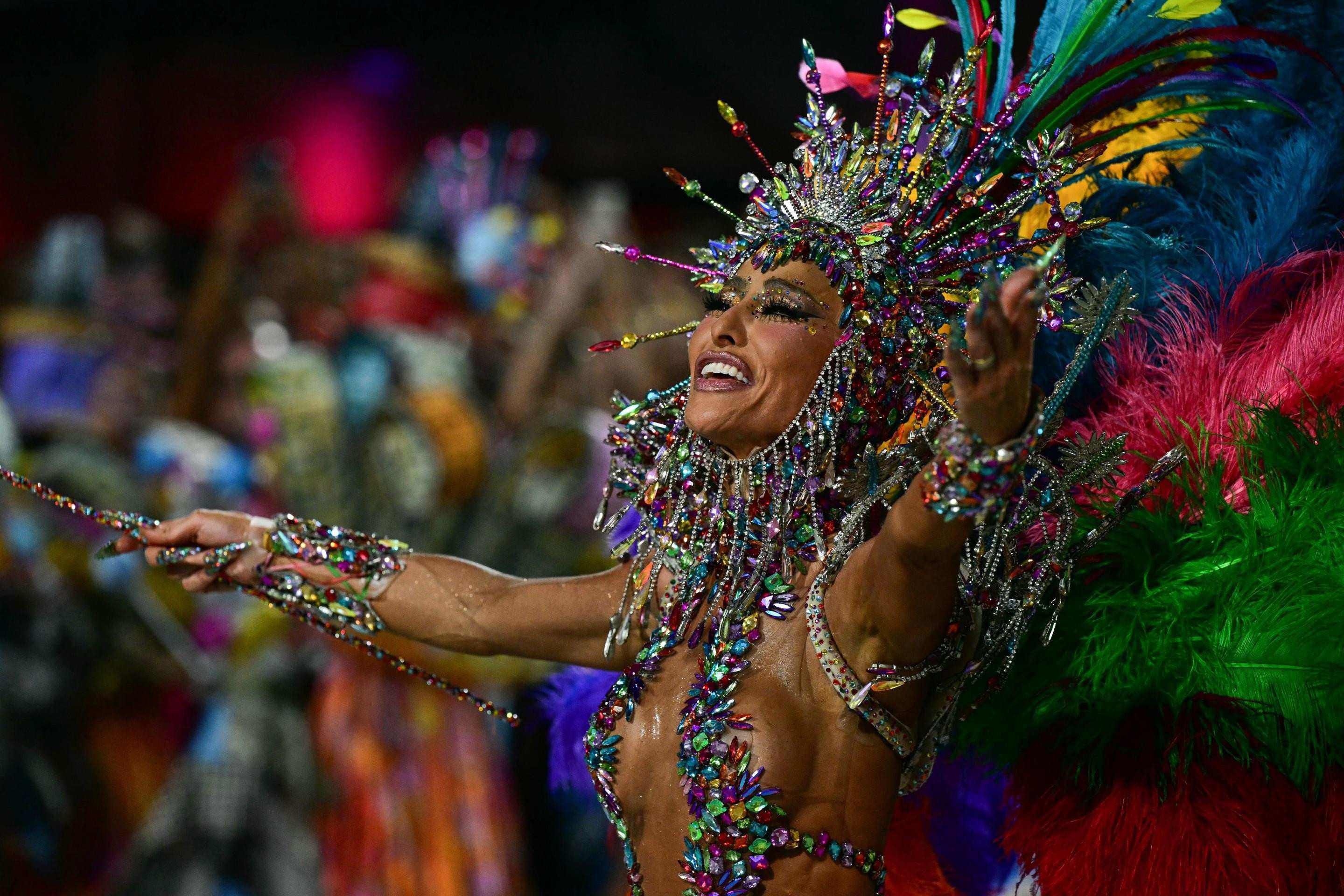 Uma foli&atilde; da escola de samba Unidos de Vila Isabel se apresenta durante a noite de encerramento do Carnaval do Rio, no Samb&oacute;dromo Marqu&ecirc;s de Sapuca&iacute;, no Rio de Janeiro, Brasil, na madrugada de 18 de fevereiro de 2026.      