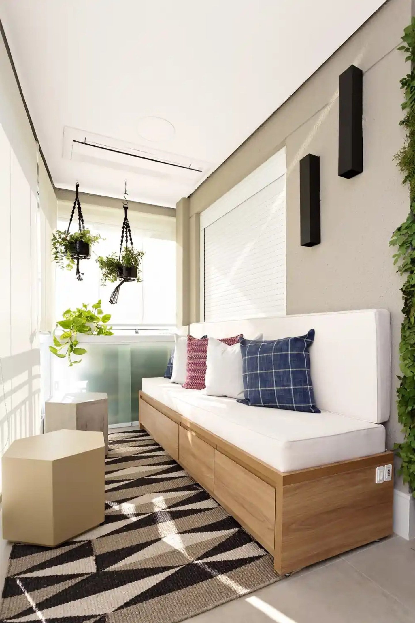 Em espa&ccedil;o pequeno, moveis com gaveteiros otimizam o espa&ccedil;o (Projeto de Danyela Correa)