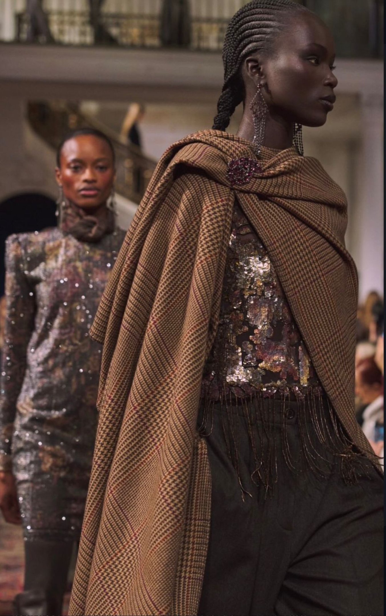 A presen&ccedil;a de broches no desfile da Rauph Lauren tamb&eacute;m chamou a aten&ccedil;&atilde;o 