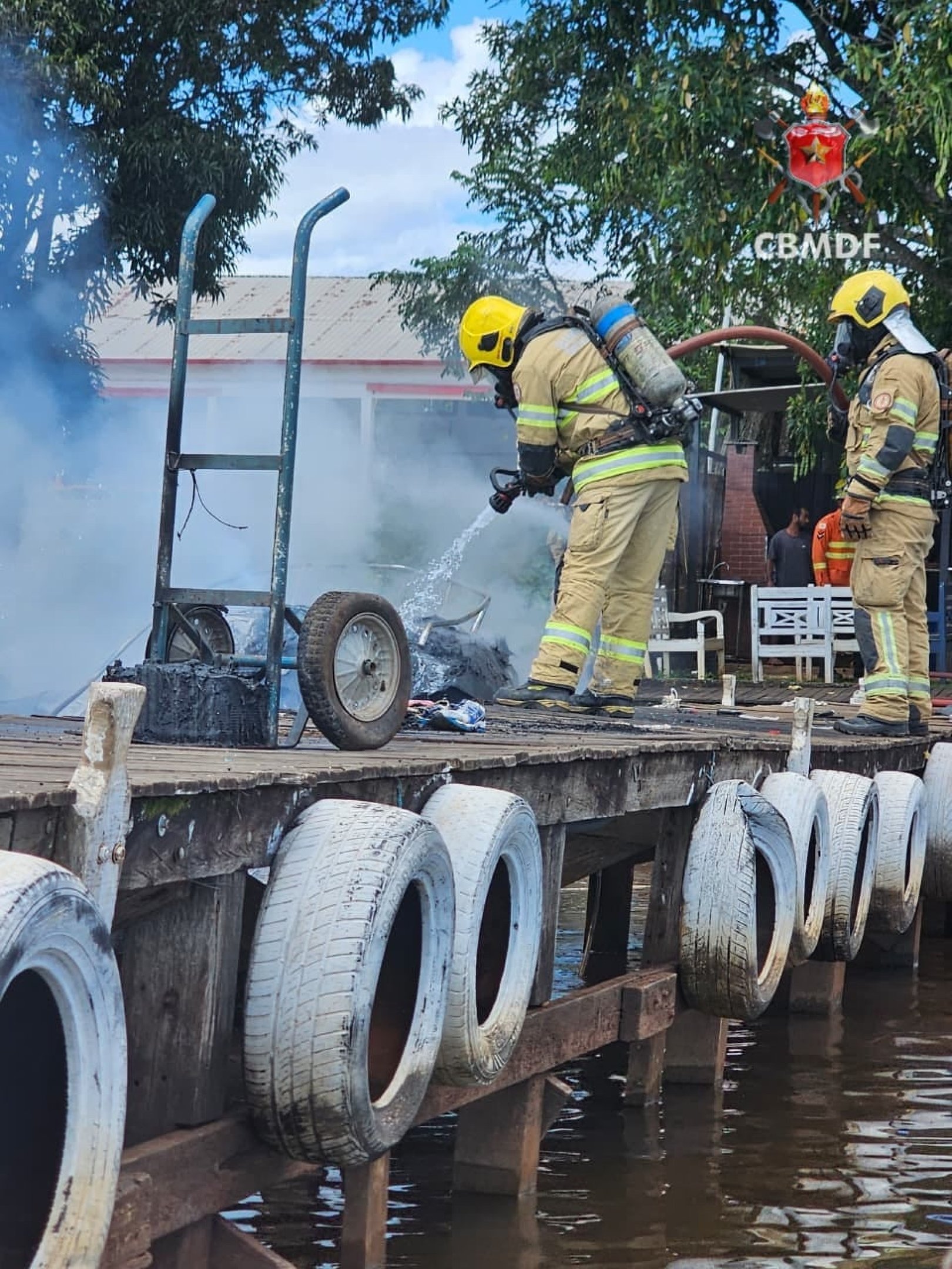 O Corpo de Bombeiros Militar atendendo ocorr&ecirc;ncia de inc&ecirc;ndio em uma lancha no Lago Parano&aacute; 