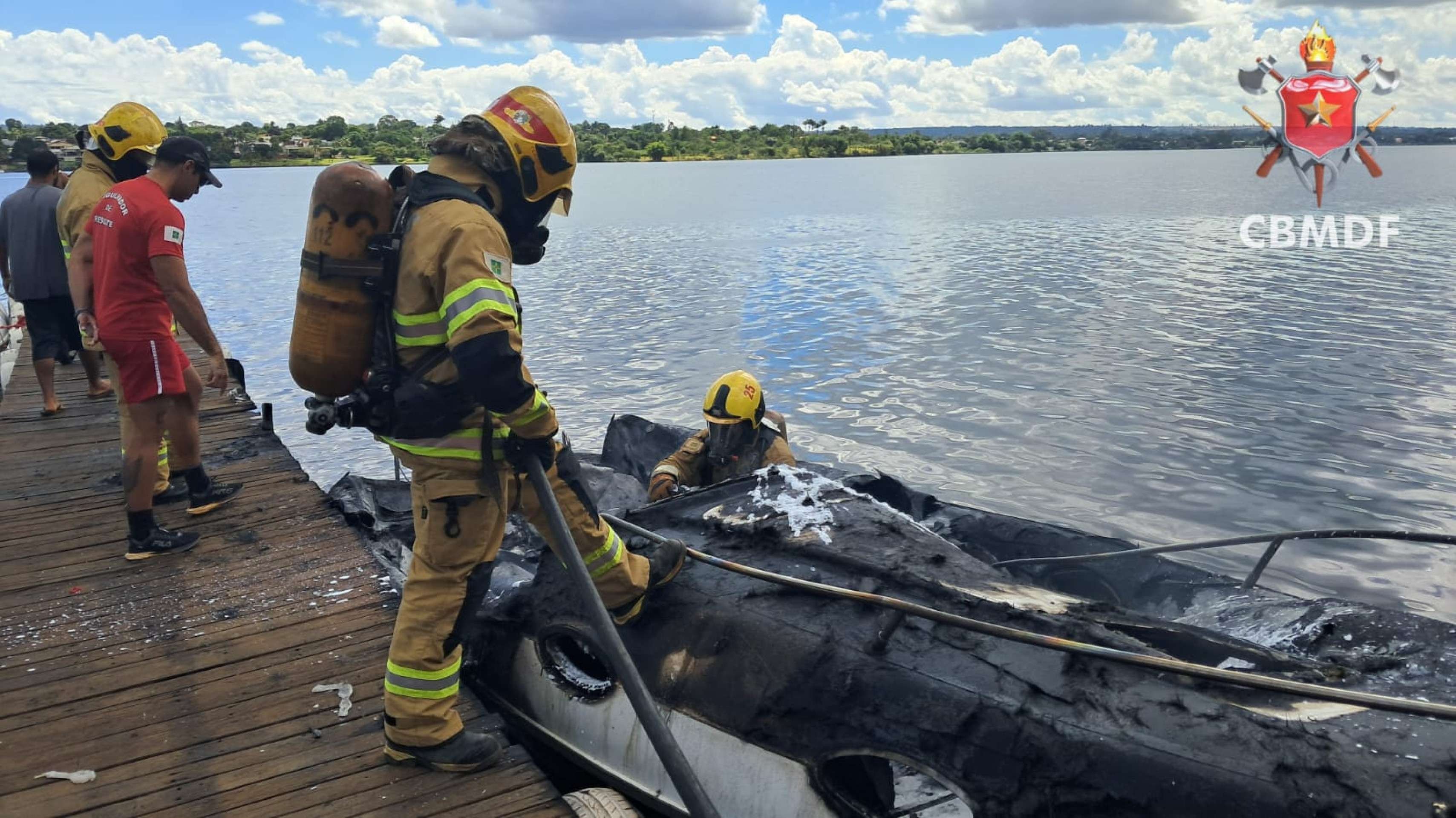 O Corpo de Bombeiros Militar atendendo ocorr&ecirc;ncia de inc&ecirc;ndio em uma lancha no Lago Parano&aacute;