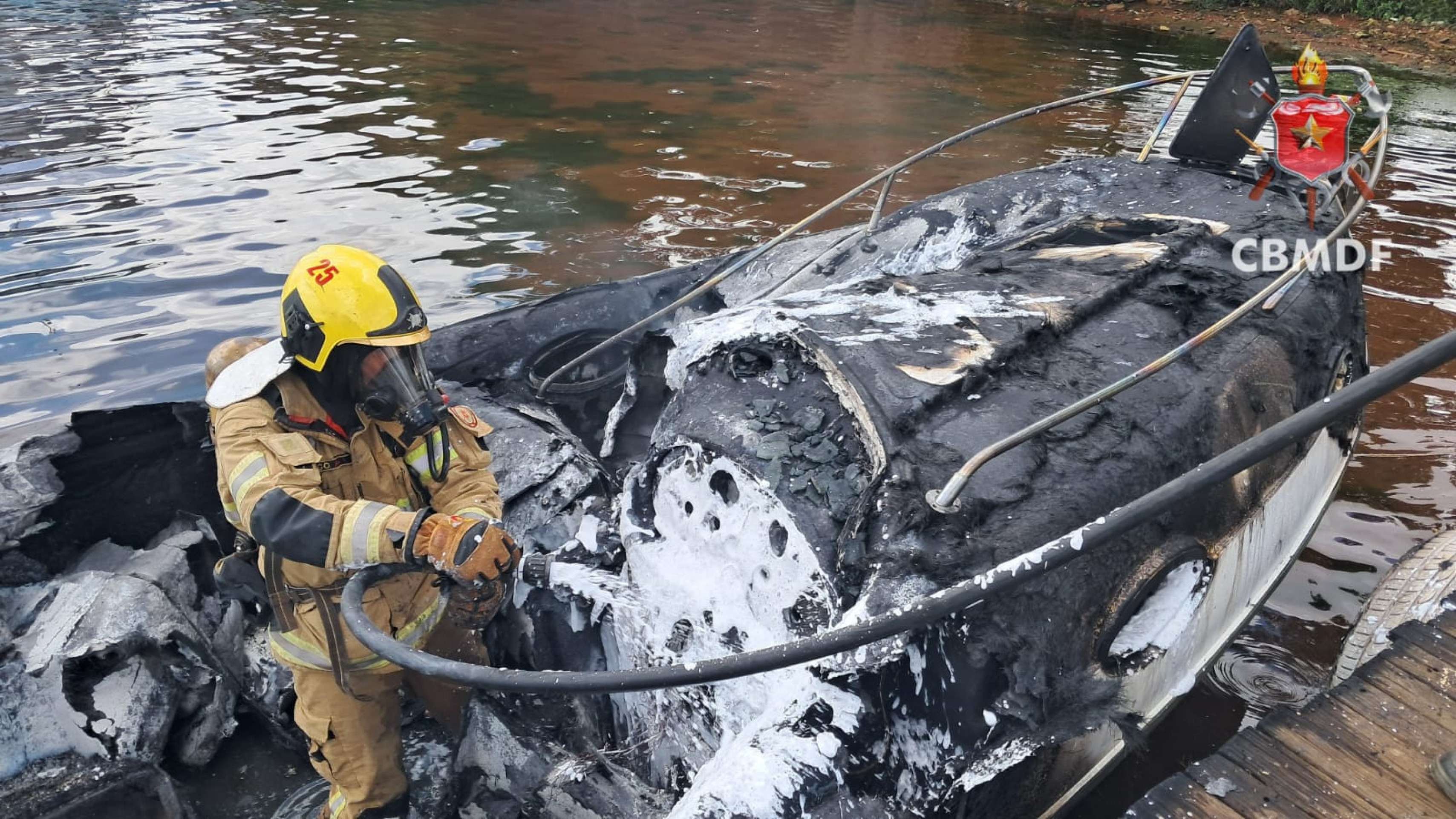 O Corpo de Bombeiros Militar atendendo ocorr&ecirc;ncia de inc&ecirc;ndio em uma lancha no Lago Parano&aacute; 