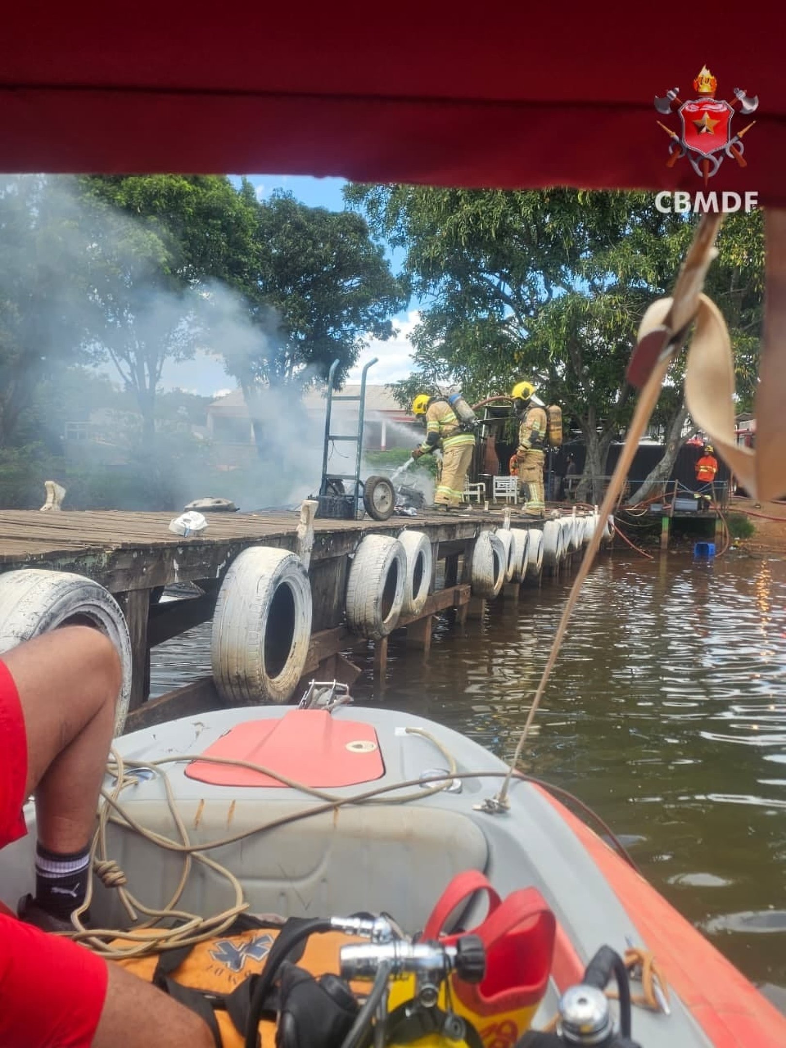 O Corpo de Bombeiros Militar atendendo ocorr&ecirc;ncia de inc&ecirc;ndio em uma lancha no Lago Parano&aacute; 