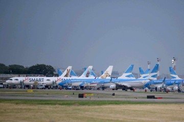 Aviões permanecem retidos na pista do aeroporto Jorge Newbery enquanto voos são cancelados durante uma greve geral de 24 horas, convocada por sindicatos de trabalhadores contra a reforma trabalhista do presidente Javier Milei, em Buenos Aires, em 19 de fevereiro de 2026. -  (crédito: Luis ROBAYO / AFP)