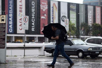 A expectativa é de que haja, durante todo o domingo, chuvas isoladas em algumas regiões do Distrito Federal -  (crédito: Minervino Júnior/CB/D.A.Press)
