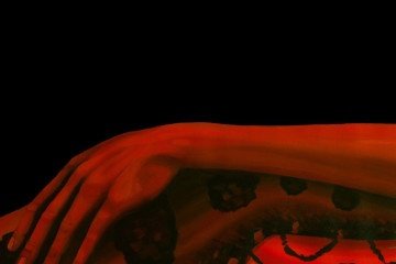 Juliana Lama com a instalação Armando redes, na Galeia Risofloras - (crédito: Juliana Lama) Juliana Lama com a instalação Armando redes, na Galeia Risofloras - (crédito: Juliana Lama)