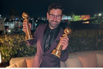 Fred Burle com os dois Globos de Ouro de O agente secreto nas mãos, logo depois da premiação - (crédito: ARQUIVO PESSOAL/DIVULGAÇÃO) Fred Burle com os dois Globos de Ouro de O agente secreto nas mãos, logo depois da premiação - (crédito: ARQUIVO PESSOAL/DIVULGAÇÃO)