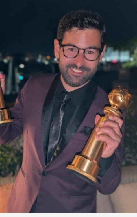 Fred Burle com os dois Globos de Ouro de O agente secreto nas mãos, logo depois da premiação - (crédito: ARQUIVO PESSOAL/DIVULGAÇÃO) Fred Burle com os dois Globos de Ouro de O agente secreto nas mãos, logo depois da premiação - (crédito: ARQUIVO PESSOAL/DIVULGAÇÃO)