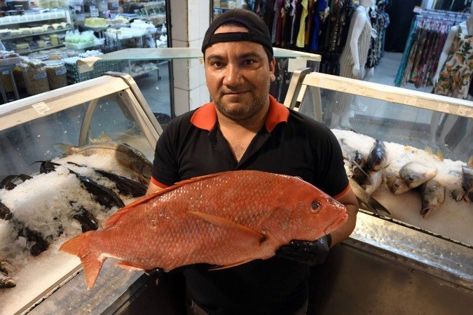 Leandro Braga, gerente da peixaria Ueda, trabalha no ramo há 16 anos e espera grande movimento - (crédito: Marcelo Ferreira/CB/D.A Press) Leandro Braga, gerente da peixaria Ueda, trabalha no ramo há 16 anos e espera grande movimento - (crédito: Marcelo Ferreira/CB/D.A Press)