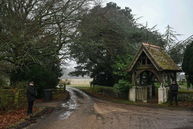 Policiais vigiam a entrada da propriedade real em Sandringham, Norfolk. no leste da Inglaterra: busca por evid&ecirc;ncias 