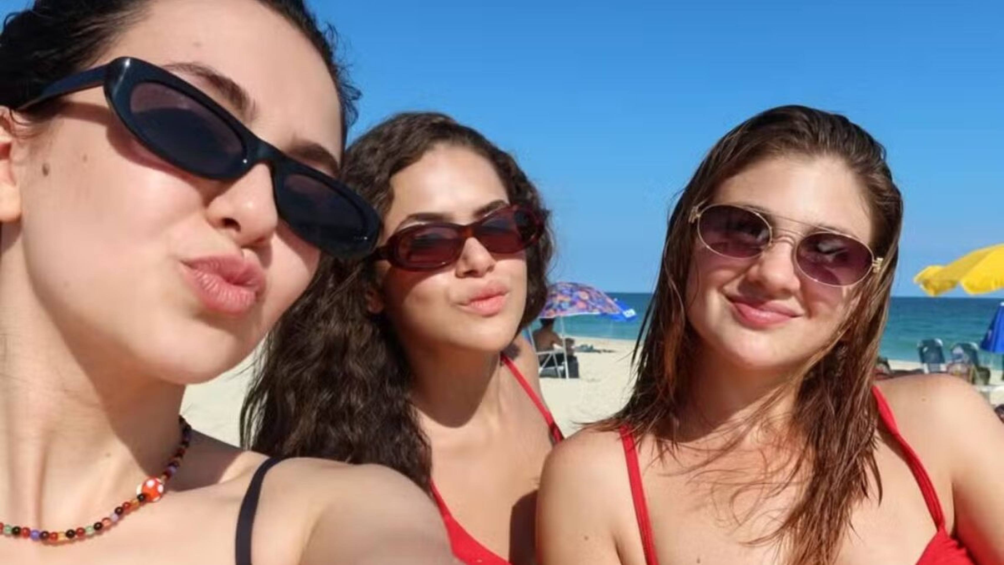 Klara Castanho curte dia de praia com Maisa Silva e Debora Ozório - (crédito: Observatorio dos Famosos) Klara Castanho curte dia de praia com Maisa Silva e Debora Ozório - (crédito: Observatorio dos Famosos)
