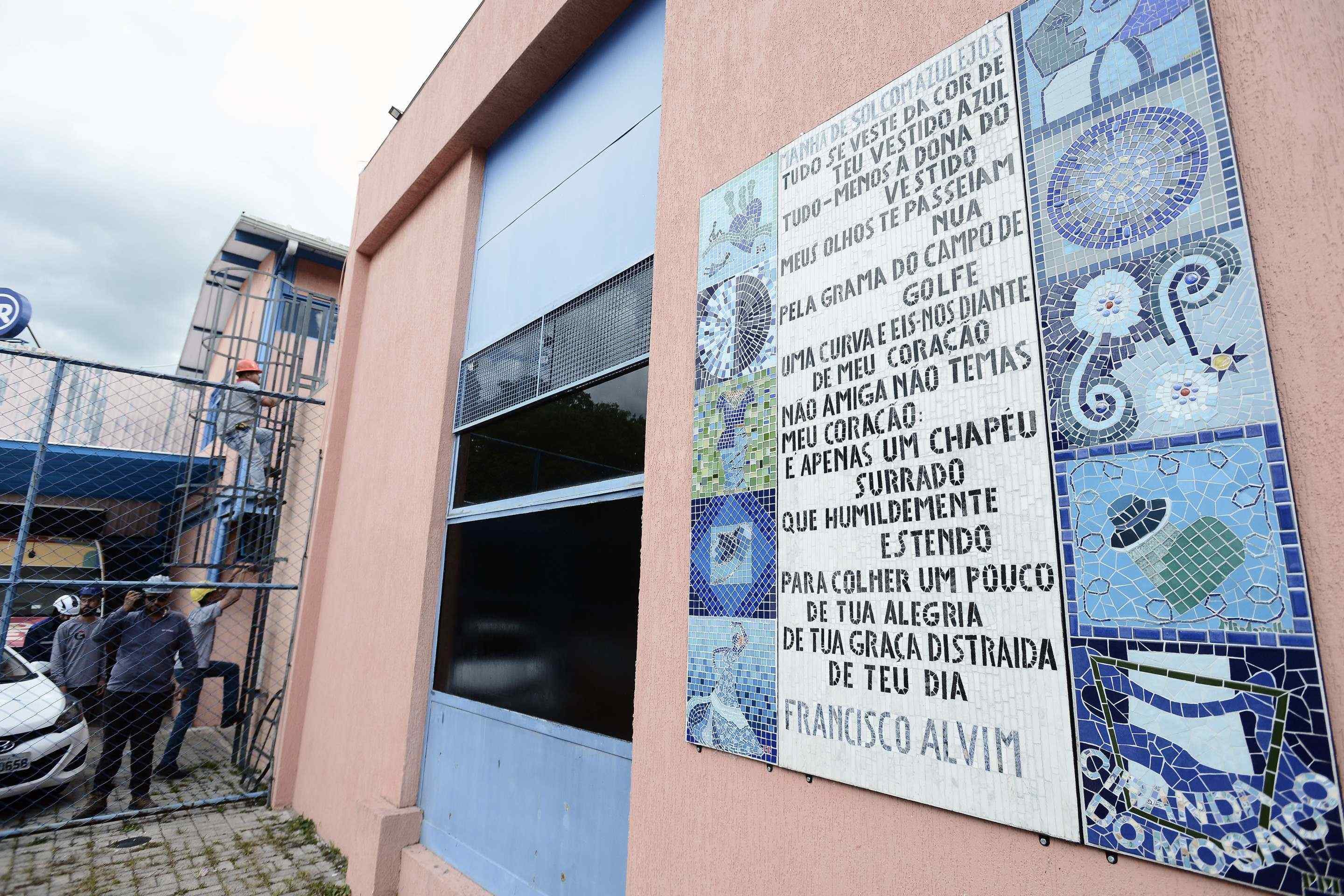  19/02/2026. Cr&eacute;dito: Minervino J&uacute;nior/CB/D.A Press. Brasil.  Brasilia - DF. Poemas nas paredes da Biblioteca Demonstrativa 506/507 Sul