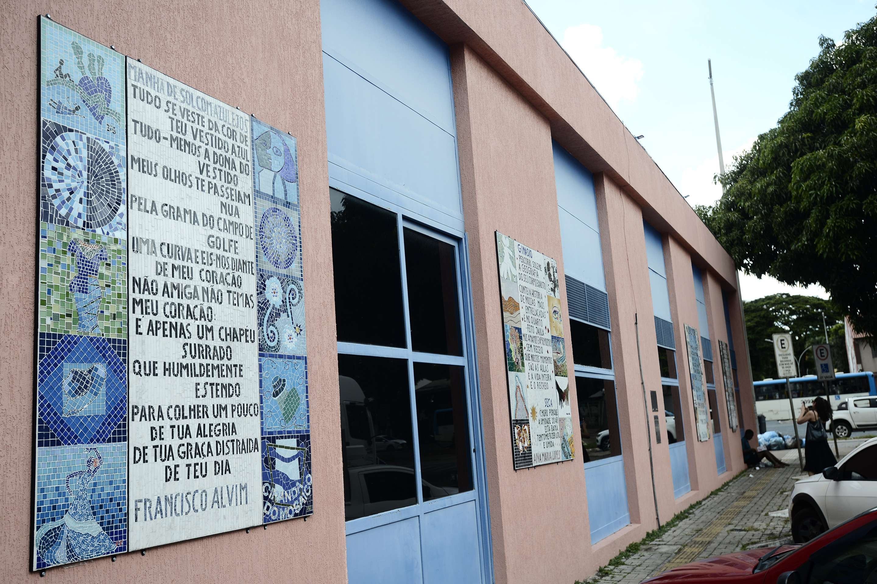  19/02/2026. Cr&eacute;dito: Minervino J&uacute;nior/CB/D.A Press. Brasil.  Brasilia - DF. Poemas nas paredes da Biblioteca Demonstrativa 506/507 Sul