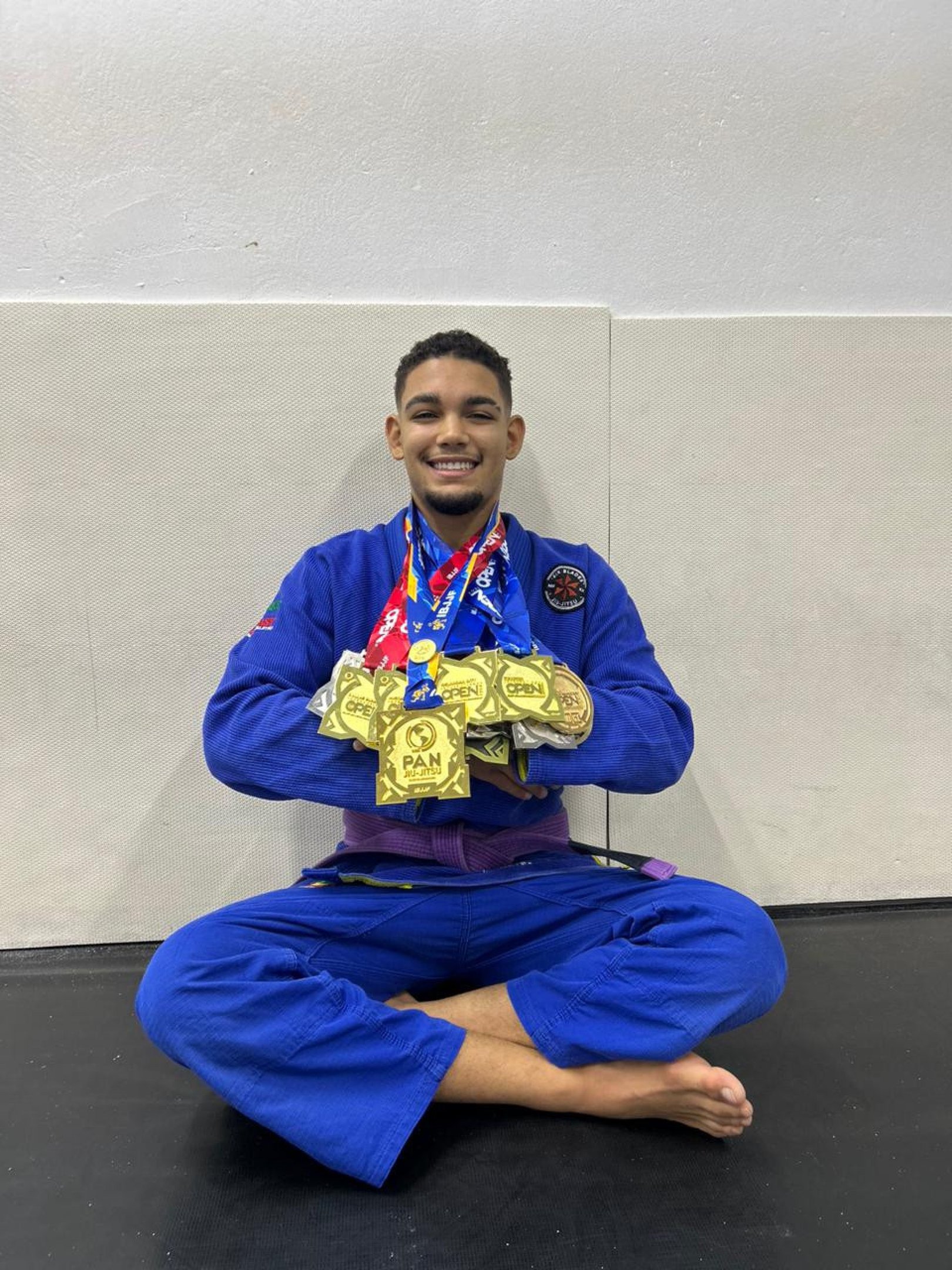 Joab tinha apenas 12 anos quando vestiu o kimono pela primeira vez, em 2018, em um projeto social da igreja que frequentava