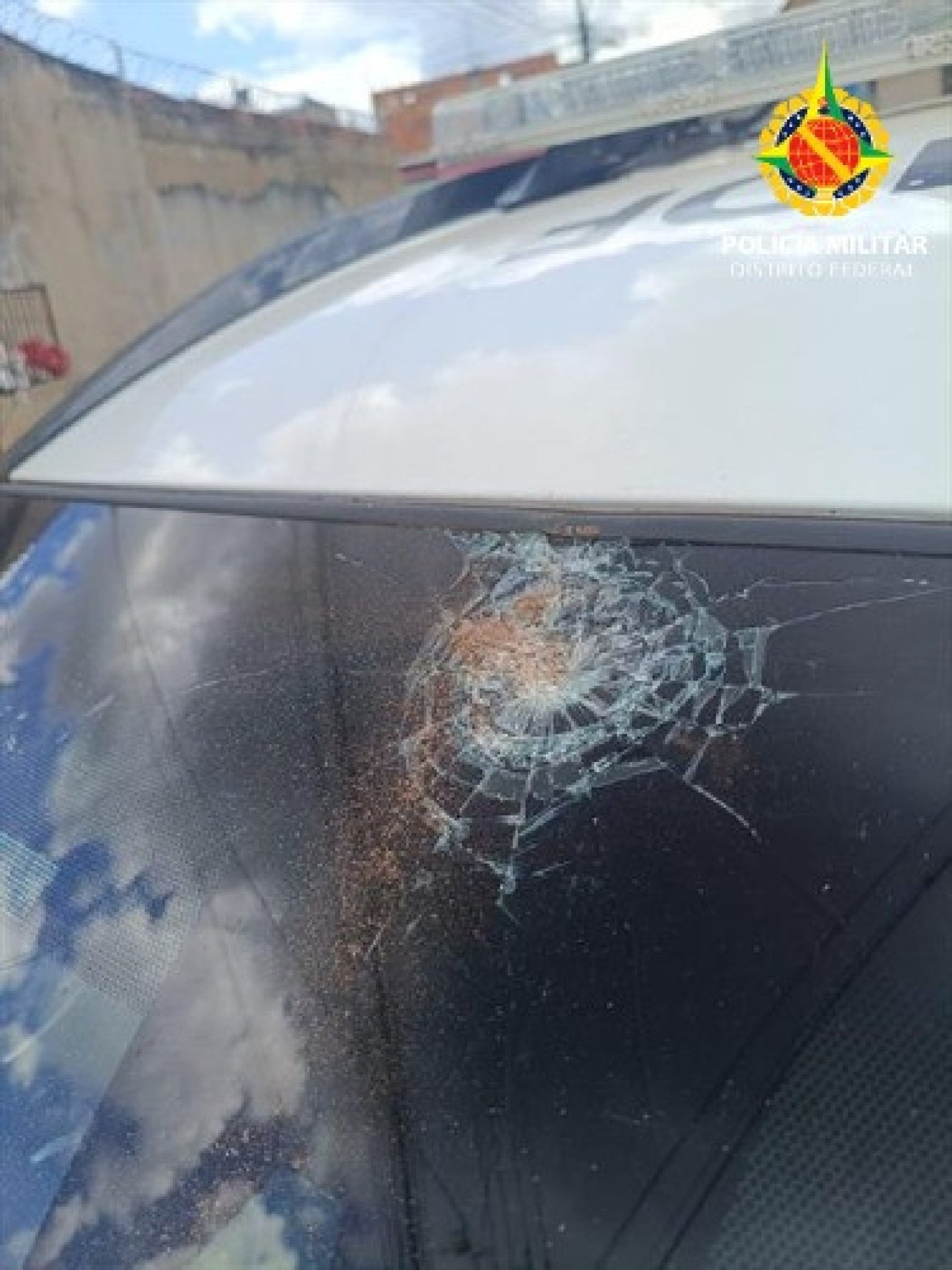 Viatura da PMDF foi apedrejada