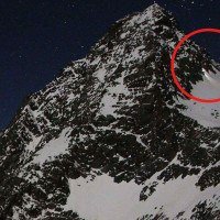 Imagem mostra o casal escalando às 21h do dia 18 de janeiro de 2025 -  (crédito: www.foto-webcam.eu)