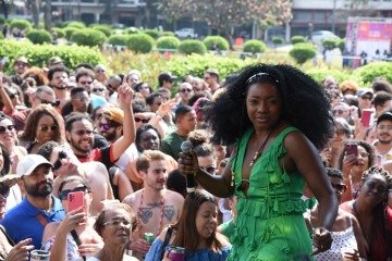 Adriana Araújo, destaque da cena contemporânea do samba em BH, participará da roda no CentoeQuatro -  (crédito: Gladyston Rodrigues/EM/D.A Press)