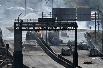 Bombeiros trabalham para extinguir um incêndio após a explosão de um caminhão-tanque de gás em Santiago, em 19 de fevereiro de 2026 - (crédito: AFP) Bombeiros trabalham para extinguir um incêndio após a explosão de um caminhão-tanque de gás em Santiago, em 19 de fevereiro de 2026 - (crédito: AFP)