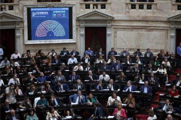 Uma tela mostra a votação dos deputados argentinos durante uma sessão para debater a reforma trabalhista no Congresso Nacional, em Buenos Aires, na madrugada de 20 de fevereiro de 2026 - (crédito: TOMAS CUESTA / AFP) Uma tela mostra a votação dos deputados argentinos durante uma sessão para debater a reforma trabalhista no Congresso Nacional, em Buenos Aires, na madrugada de 20 de fevereiro de 2026 - (crédito: TOMAS CUESTA / AFP)