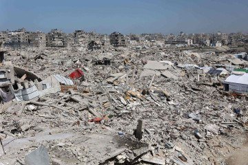 Tendas que abrigam famílias palestinas deslocadas são erguidas entre os escombros de casas e comércios destruídos pelo exército israelense, no bairro de Sheikh Radwan, na Cidade de Gaza, em 20 de fevereiro de 2026 - (crédito: OMAR AL-QATTAA / AFP) Tendas que abrigam famílias palestinas deslocadas são erguidas entre os escombros de casas e comércios destruídos pelo exército israelense, no bairro de Sheikh Radwan, na Cidade de Gaza, em 20 de fevereiro de 2026 - (crédito: OMAR AL-QATTAA / AFP)