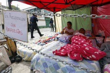 Familiares de prisioneiros políticos acampam, do lado de fora da prisão Zona 7, em Caracas, à espera da libertação - (crédito: Pedro Mattey/AFP) Familiares de prisioneiros políticos acampam, do lado de fora da prisão Zona 7, em Caracas, à espera da libertação - (crédito: Pedro Mattey/AFP)